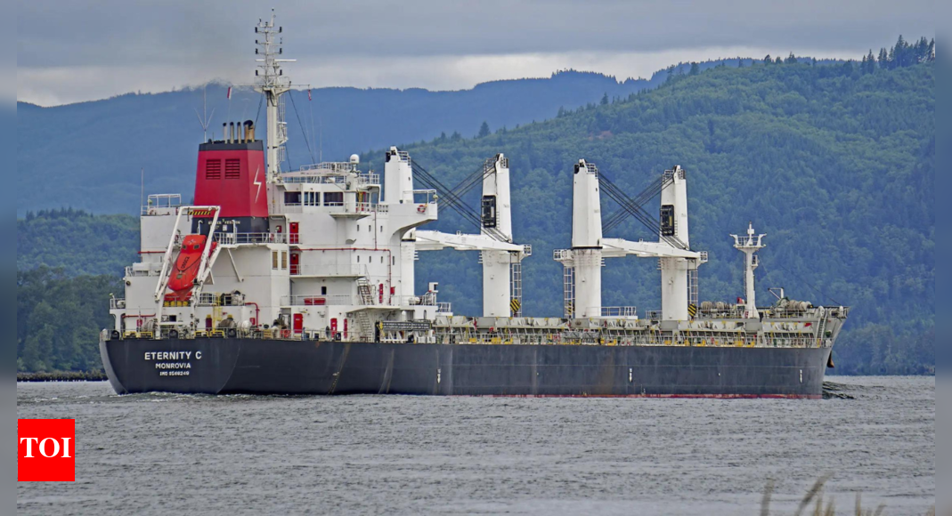 Ship attacked by Yemen's Houthi rebels sinks in the Red Sea, 6 of 25 aboard rescued