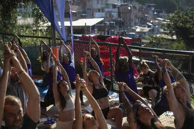  Dozens gather in Rio slum to train; free program targets low-income communities