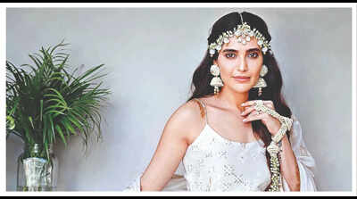 A floral affair: Brides turn to real blooms for wedding bling