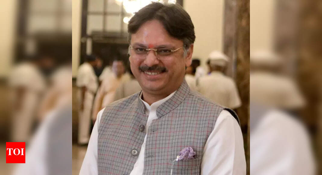 Rajeshwar submits AI based traffic system proposal to CM | Lucknow News ...