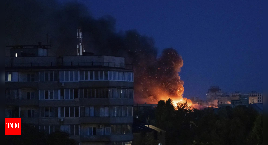 Russia bombards Kyiv before 'frank' talks with US and aid pledges, 2 killed