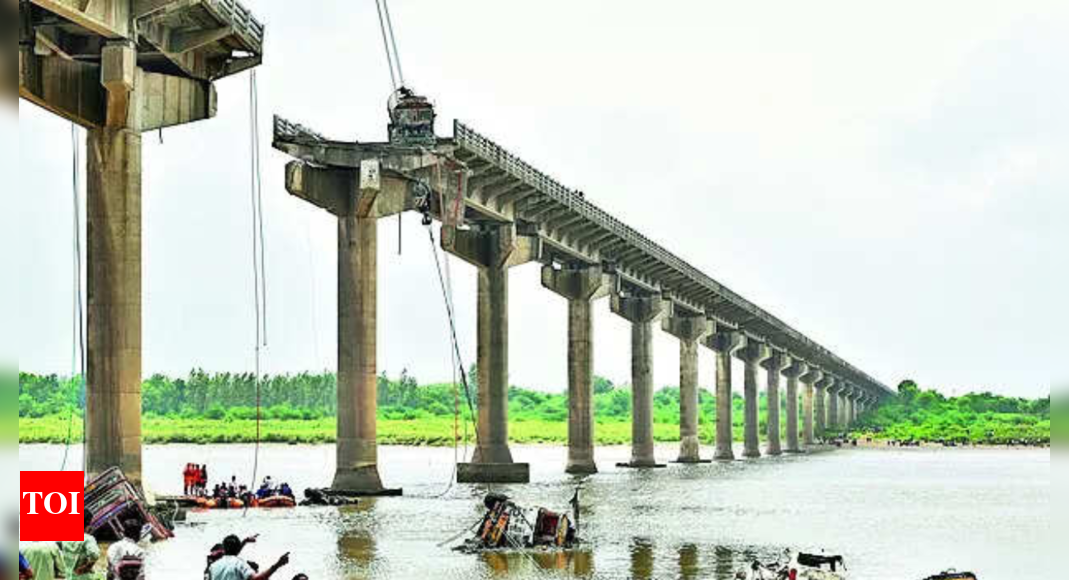 Vadodara bridge tragedy: Trucks sunk in 10-feet slush; more bodies feared, 18 dead