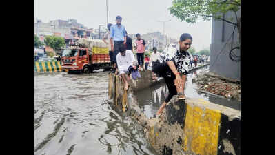 Showers leave Noida underpasses flooded, traffic crawls on key routes