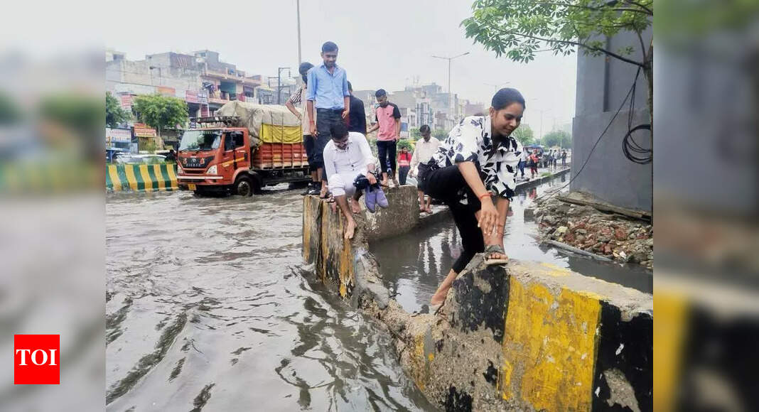 Showers leave Noida underpasses flooded, traffic crawls on key routes
