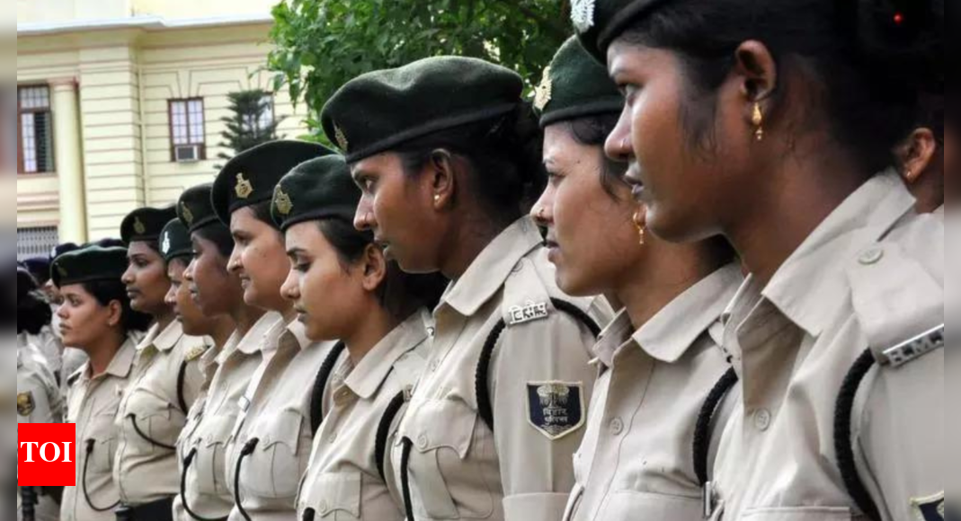Bihar: Police bans women personnel from wearing jewellery, makeup on duty; violations to face action