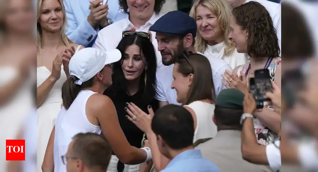  Swiatek wins first Wimbledon title, shares special hug with Courteney Cox