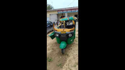 3 dead as UP roadways bus on wrong side crushes autorickshaw