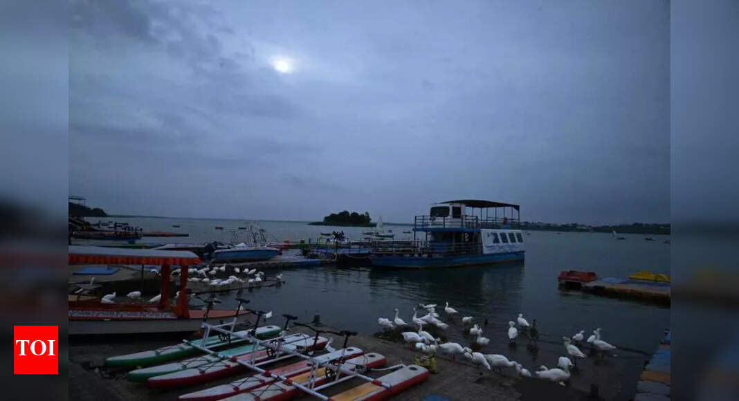 Sunny Sunday ends with rain in Bhopal city