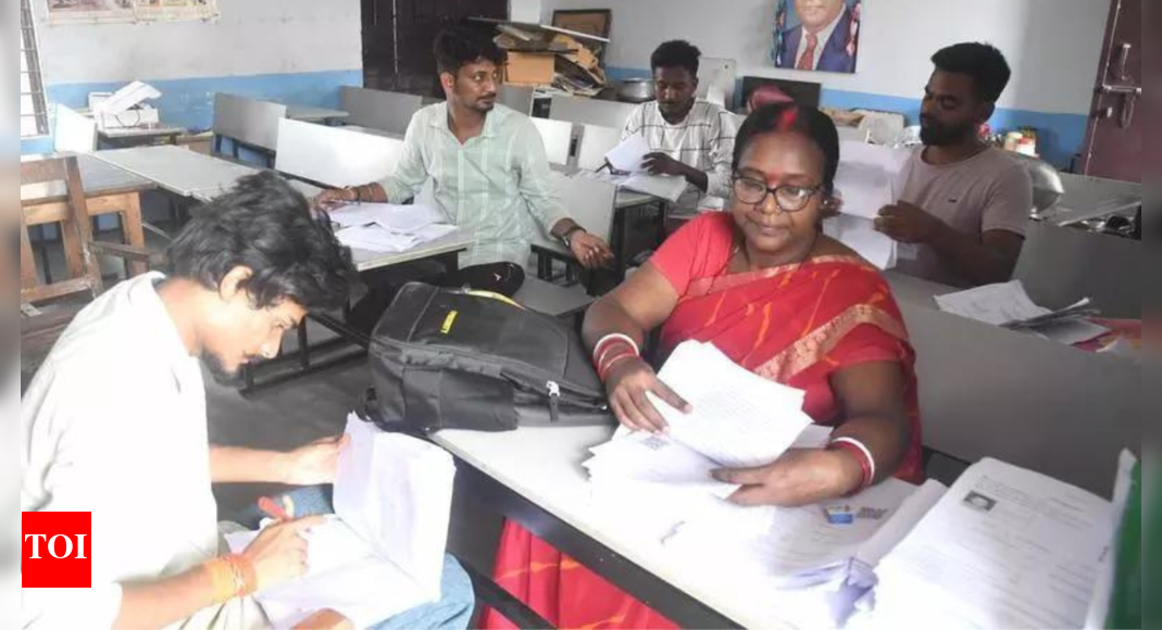 Residents of Patna await booth-level-officers as deadline for enumeration forms nears
