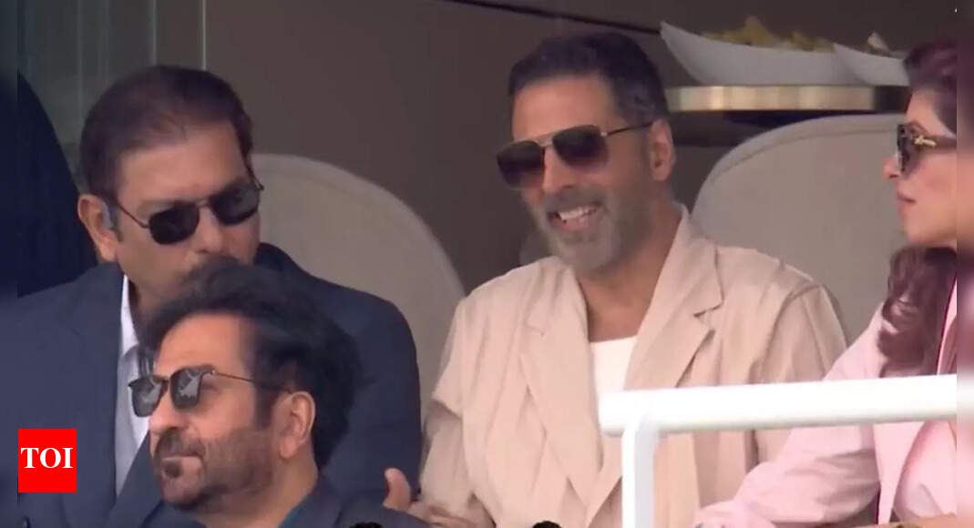 'Khiladi' in the house! Akshay Kumar cheers India with Shastri at Lord’s; pic goes viral
