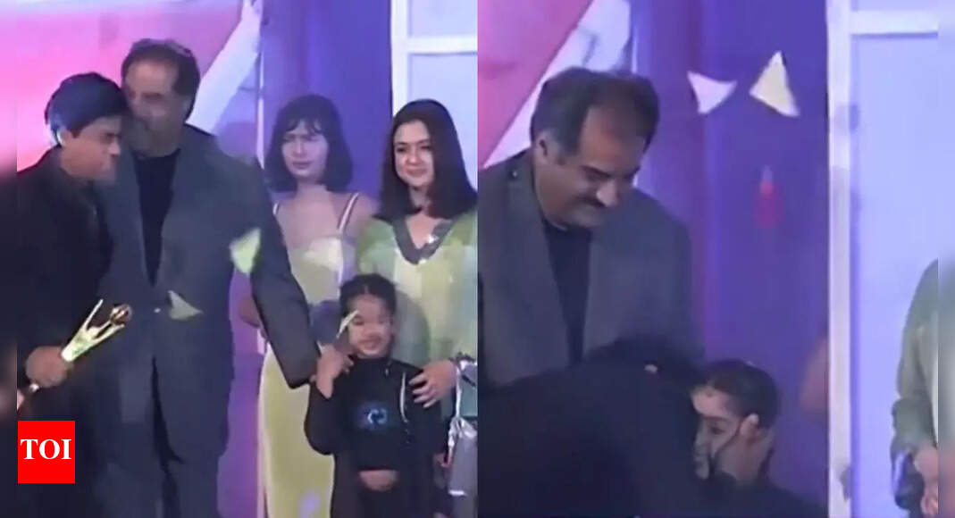 Old clip of Shah Rukh Khan kissing Janhvi Kapoor at an award show goes viral | Hindi Movie News - Times of India