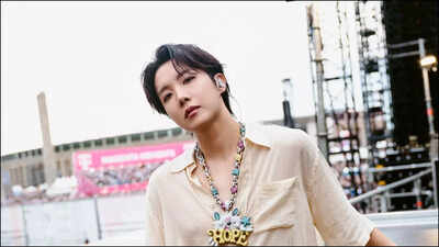  Singer makes his big return; rocks the stage after 3 years