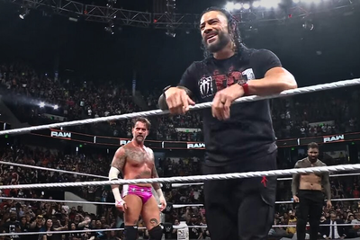 Roman Reigns ofrece una aguda advertencia en las redes sociales después de dispersar la tierra en Raw