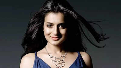 Meet the actress who faced 20 flops after a dream debut; fought a legal battle against her own father, but her smile tells a different story - Read here