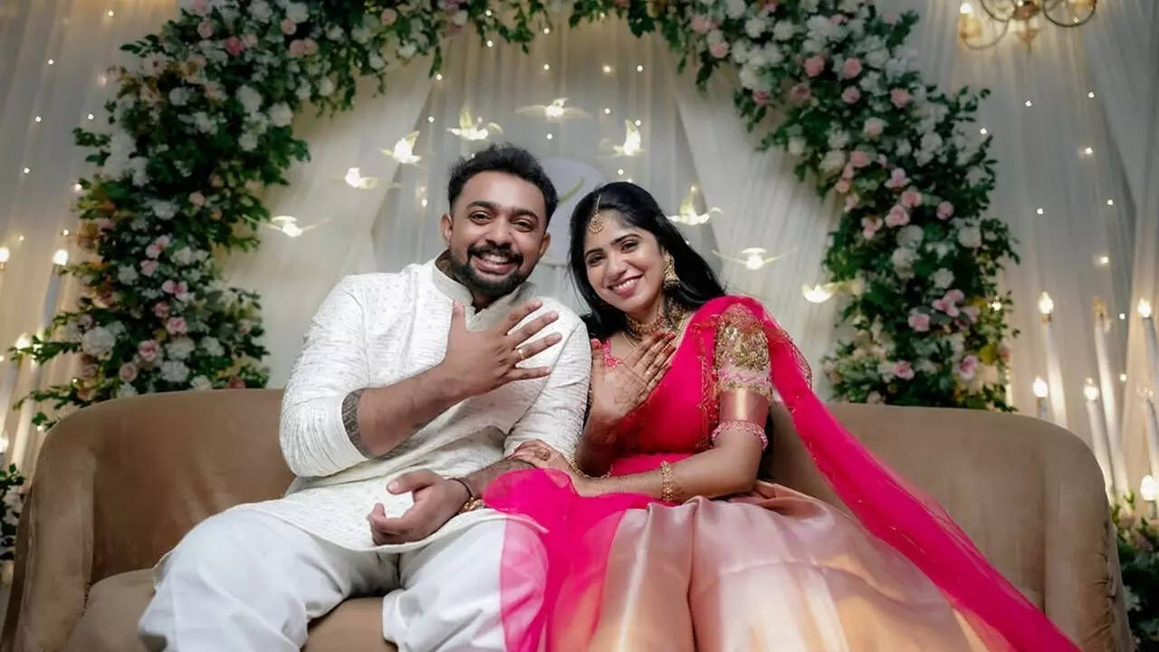 Viral couple Yadhu and Jyothika from 'Oru Chiri Iru Chiri Bumper Chiri' get  engaged, win hearts online - Times of India