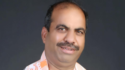 To stop road cutting, Rajasthan's Bhilwara mayor Rakesh Pathak pleads with folded hands, holds engineer’s feet