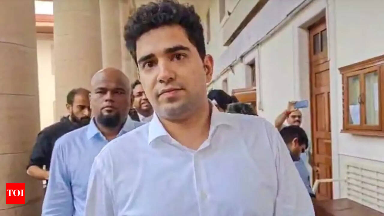 Samay Raina's cheeky reply outside the Supreme Court goes VIRAL: 'I support Mohak  Mangal' | Hindi Movie News - Times of India