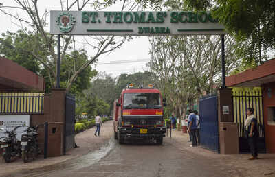 Which Delhi schools and colleges received hoax bomb threats over the last three days? A day-by-day breakdown