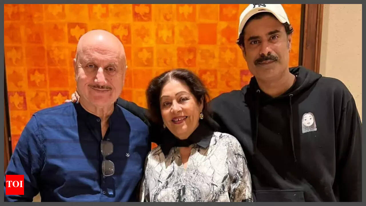 Anupam Kher on not having biological kids as wife Kirron Kher couldn't  conceive: 'Sikander was 4 when he came into my life... never felt anything  missing' | - Times of India