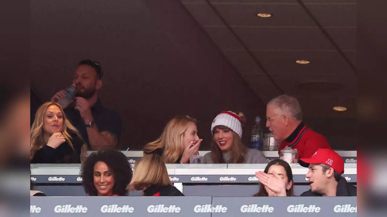 Taylor Swift and Travis Kelce stand in solidarity with singer's dad Scott  Swift following heart surgery recovery | NFL News - Times of India