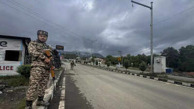  Amarnath pilgrims washed downhill as heavy rainfalls cause landslides - yatra suspended