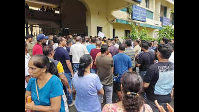 Amid row, sarpanch of Cavelossim backs local cabbies