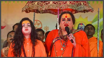Laxmi Narayan corrects Mamta Kulkarni's 'blessing' blunder during Akhada ritual in viral video