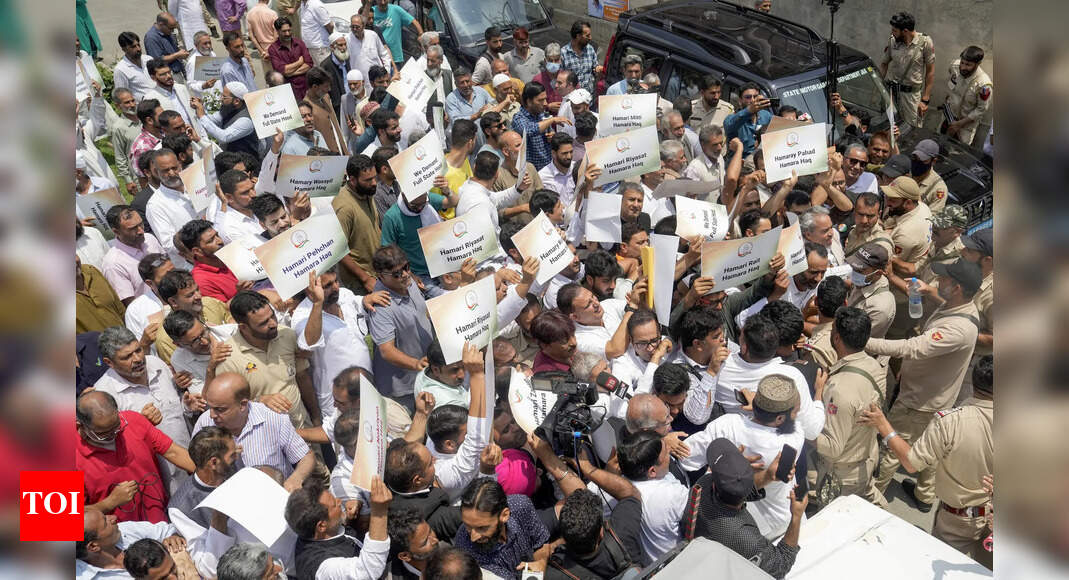 Congress' statehood march confined to its Srinagar office; party vows to take fight to Delhi