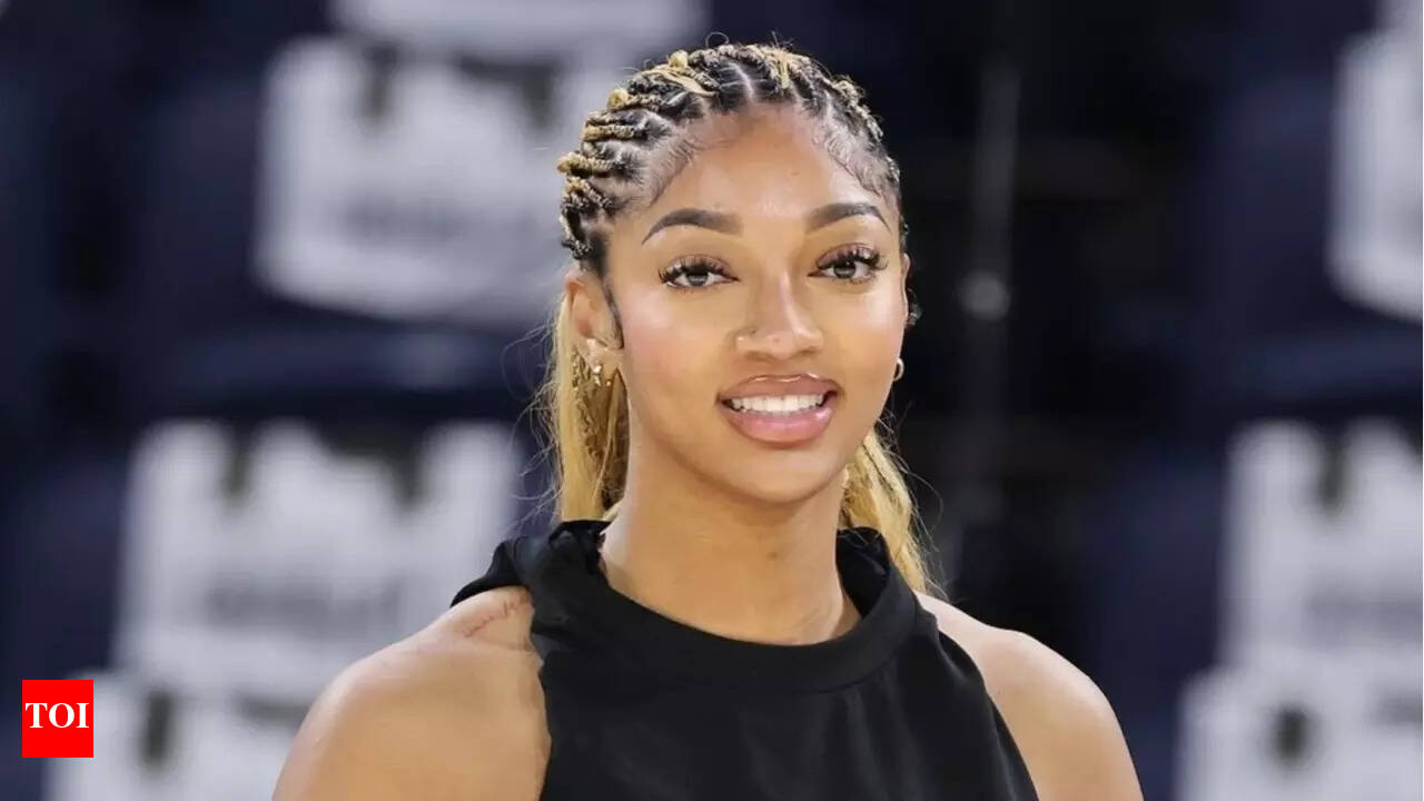 Angel Reese ghé thăm một người hâm mộ trẻ sau trận đấu All-Star, hỏi cô ấy trước khi ký tặng "Bạn sẽ là ai?" | Tin tức NBA - Times of India