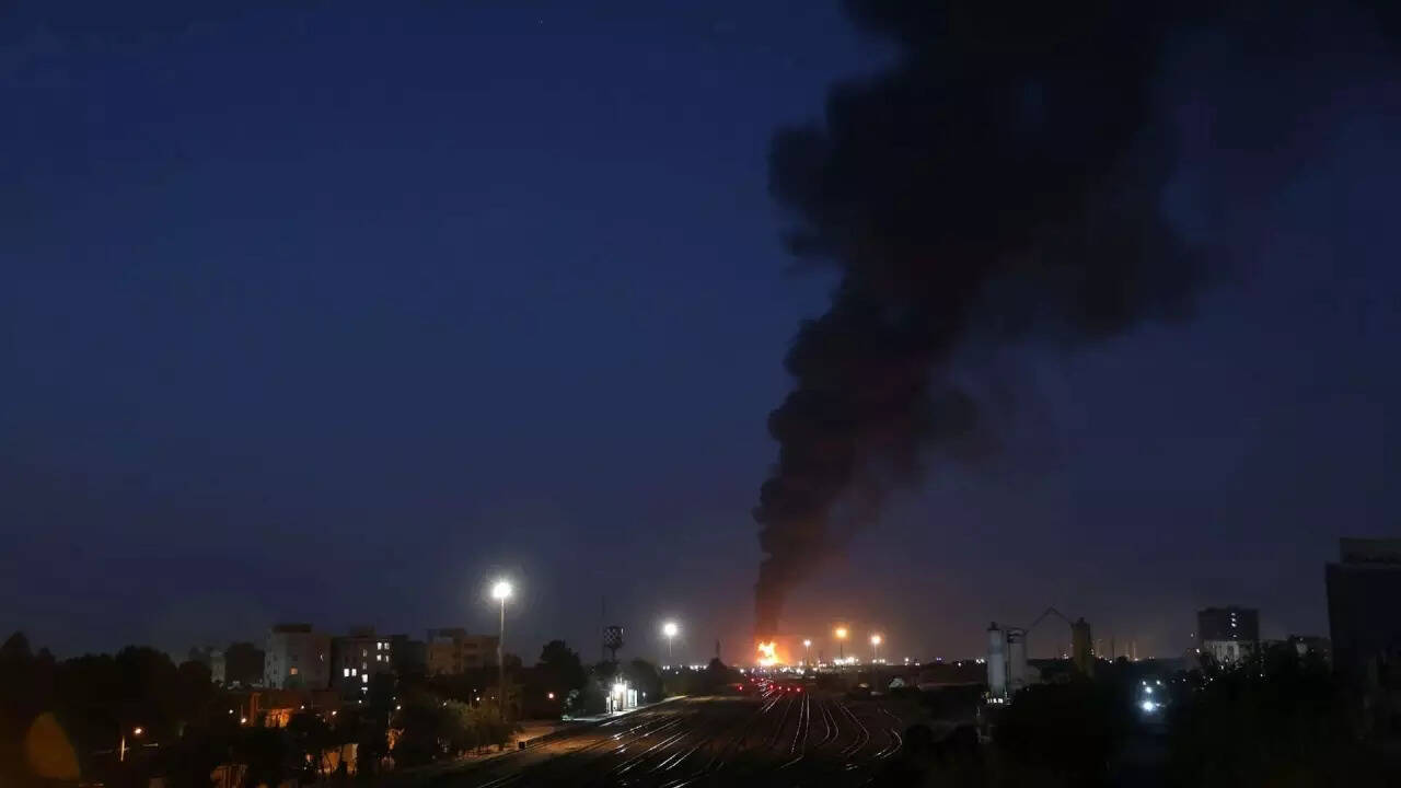 Fire at Iran's largest oil refinery kills 1 in the country's southwest - Times of India