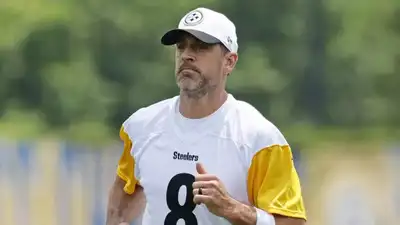  Aaron Rodgers slammed for acting above the game after strange workout