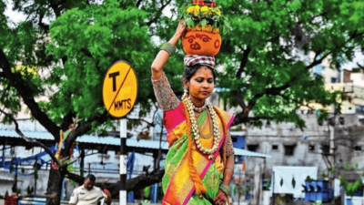 Bonalu culminates in colourful finale at Lal Darwaza; CM Revanth Reddy hails Telangana’s cultural spirit