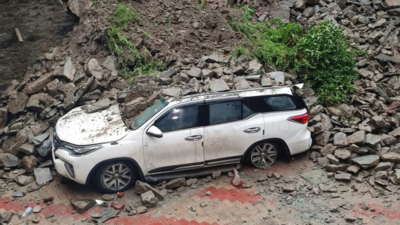  2 killed in landslides, flash floods reported after cloudbursts; 460+ roads blocked amid red alert
