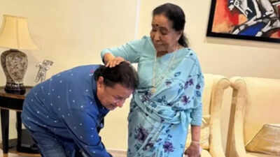  Asha Bhosle treats Anup Jalota to homemade kebabs and heartfelt blessings”