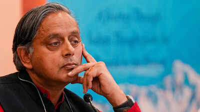  Congress leaders step up attack on Shashi Tharoor
