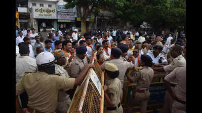 BJP workers picket Gadag-Betgeri CMC office