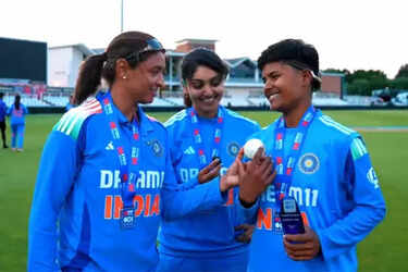 WI vs AUS: Andre Russell bids farewell with blazing 36, but Australia seal  2nd T20I with record partnership | Cricket News - Times of India