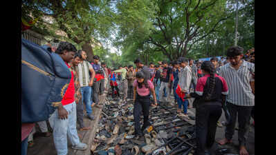'Divyanshi always wore them': Bengaluru stampede victim's mother claims gold earrings vanished after autopsy; files complaint