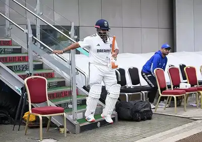 Watch: Rishabh Pant bravely arrives to bat despite toe fracture, earns standing ovation