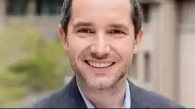 Profesor de la Universidad de California en Berkeley asesinado a tiros en Grecia fuera de la casa de su ex esposa; fue allí para la batalla por la custodia de los hijos