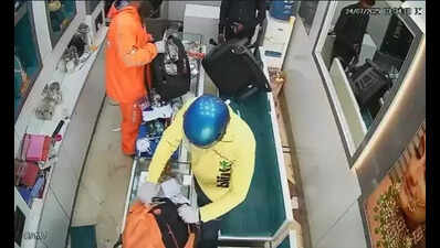 Gone in 360 seconds: Robbers in Swiggy, Blinkit uniforms loot jewellery shop in Ghaziabad; flee with Rs 30 lakh haul; watch