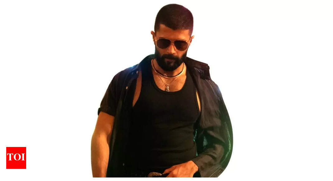 'Kingdom' mania hits Tirupati; Vijay Deverakonda's 40-ft cutout steals the show—check out
