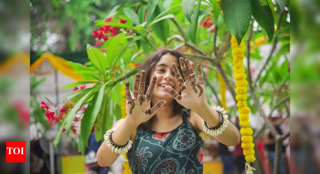 Jhoolas, peacocks and paisley designs: Monsoon magic in Teej mehendi | Delhi News