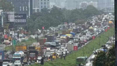 Morning mayhem in Baner-Balewadi as vehicles trapped in gridlock for hours:  Pune IT Hub crippled by rain; metro work and narrow roads | Pune News -  Times of India