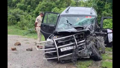 Horrific accident in Hyderabad: 2 Andhra Pradesh intelligence officers dead, two injured
