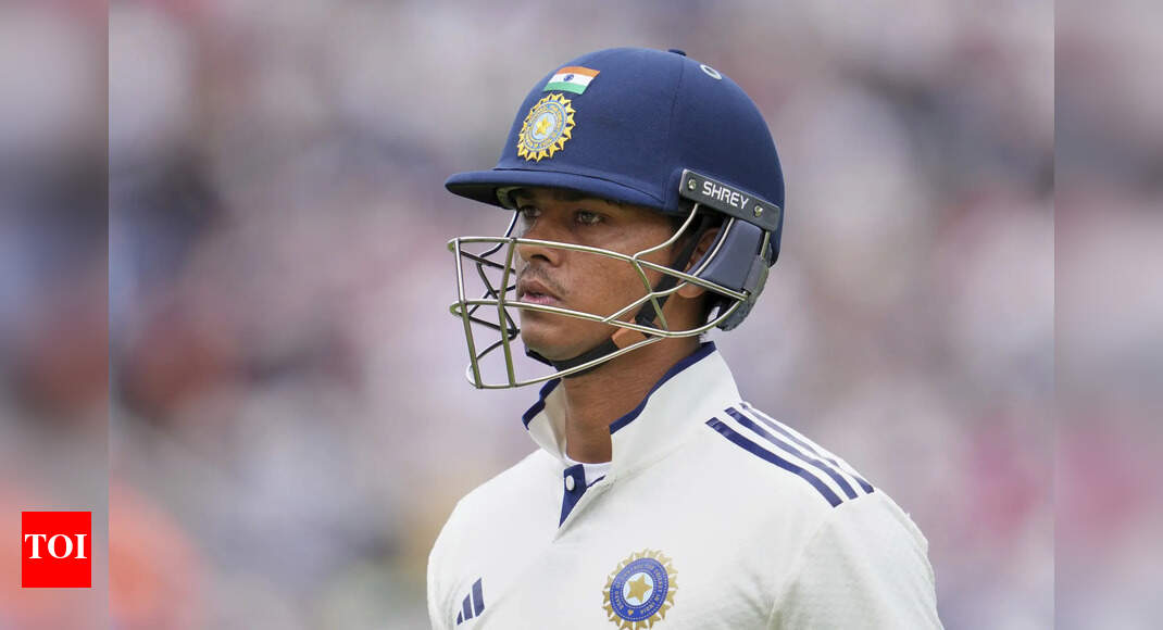 IND vs ENG Live: Disastrous start for India; 1/2 at Lunch, trail by 310 runs