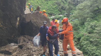 Uttarakhand: Landslide blocks Kedarnath route near Gaurikund; pilgrims halted, rescue teams deployed
