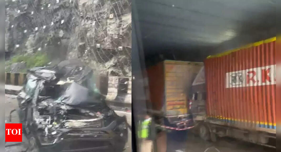 Mumbai-Pune eway crash: 1 dead, 18 hurt as truck rams 20 vehicles