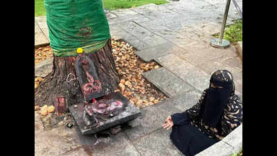 Muslim woman meditates at Gavi Mutt