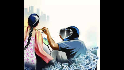 Inter-state chain snatcher posing as delivery person held